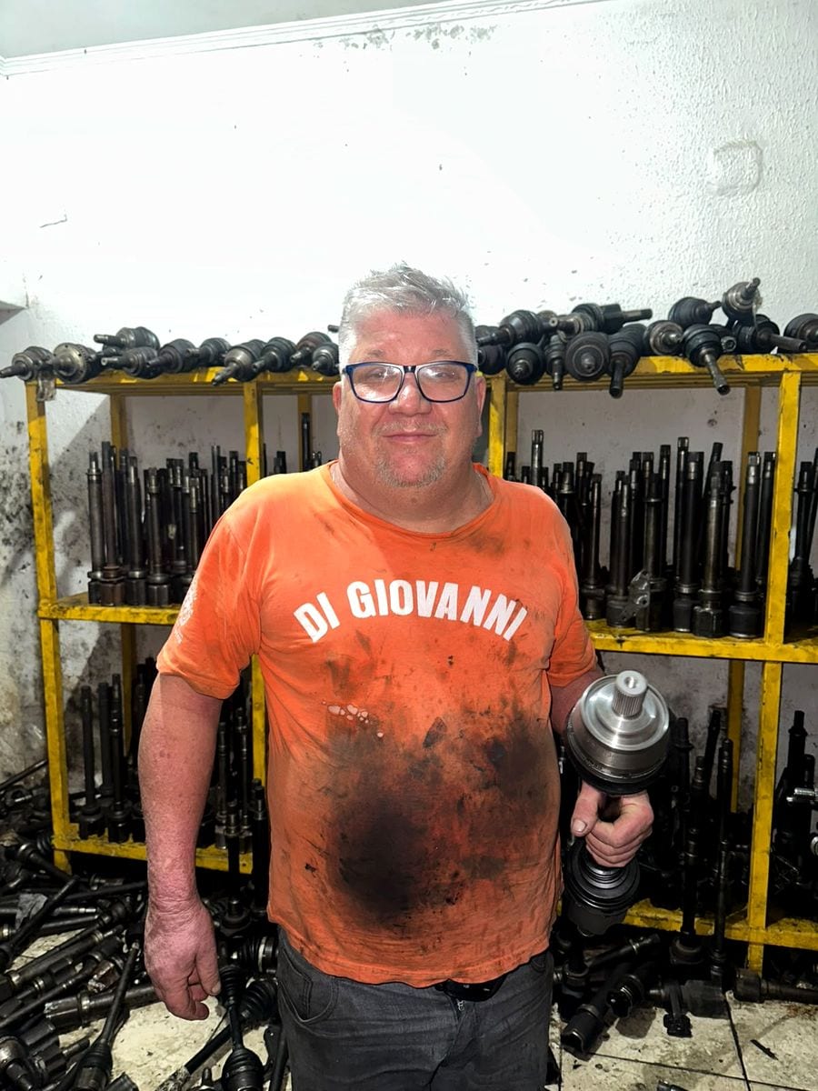 Eduardo segurando uma homocinética recuperada na oficina Di Giovanni